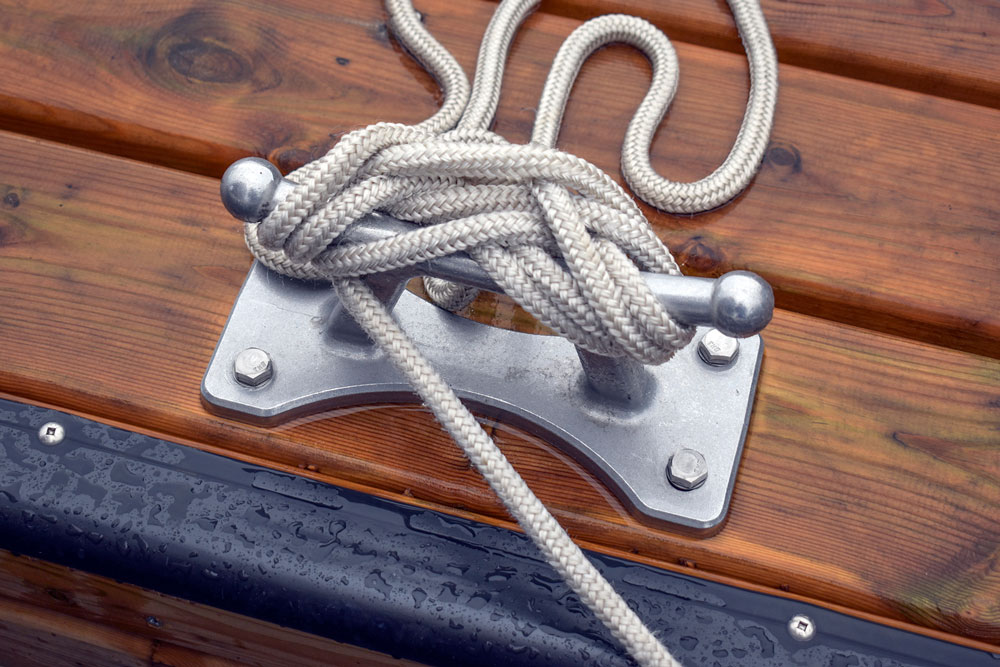 Classic cleat with rope